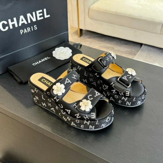 2025 Women Chanel Black PEARL Leather Slippers LY00330
